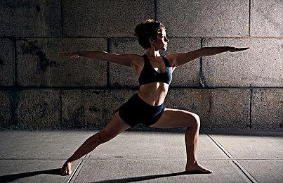 国外电商平台显示《最终幻想7：核心危机 再融合》12月13日发货